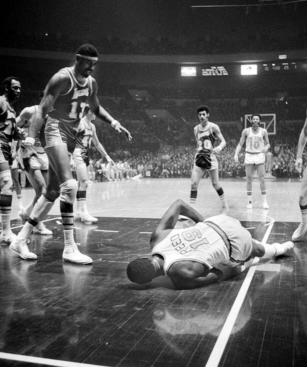 Willis Reed plays through pain
