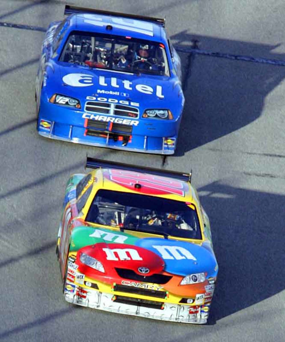 Kyle Busch leads Ryan Newman at Lap 100