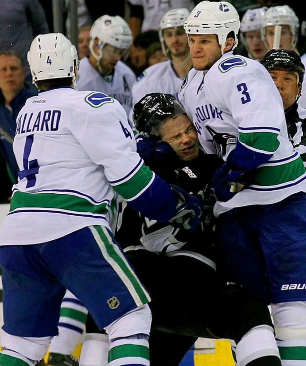 kevin-bieksa-roughing-dustin-brown.jpg
