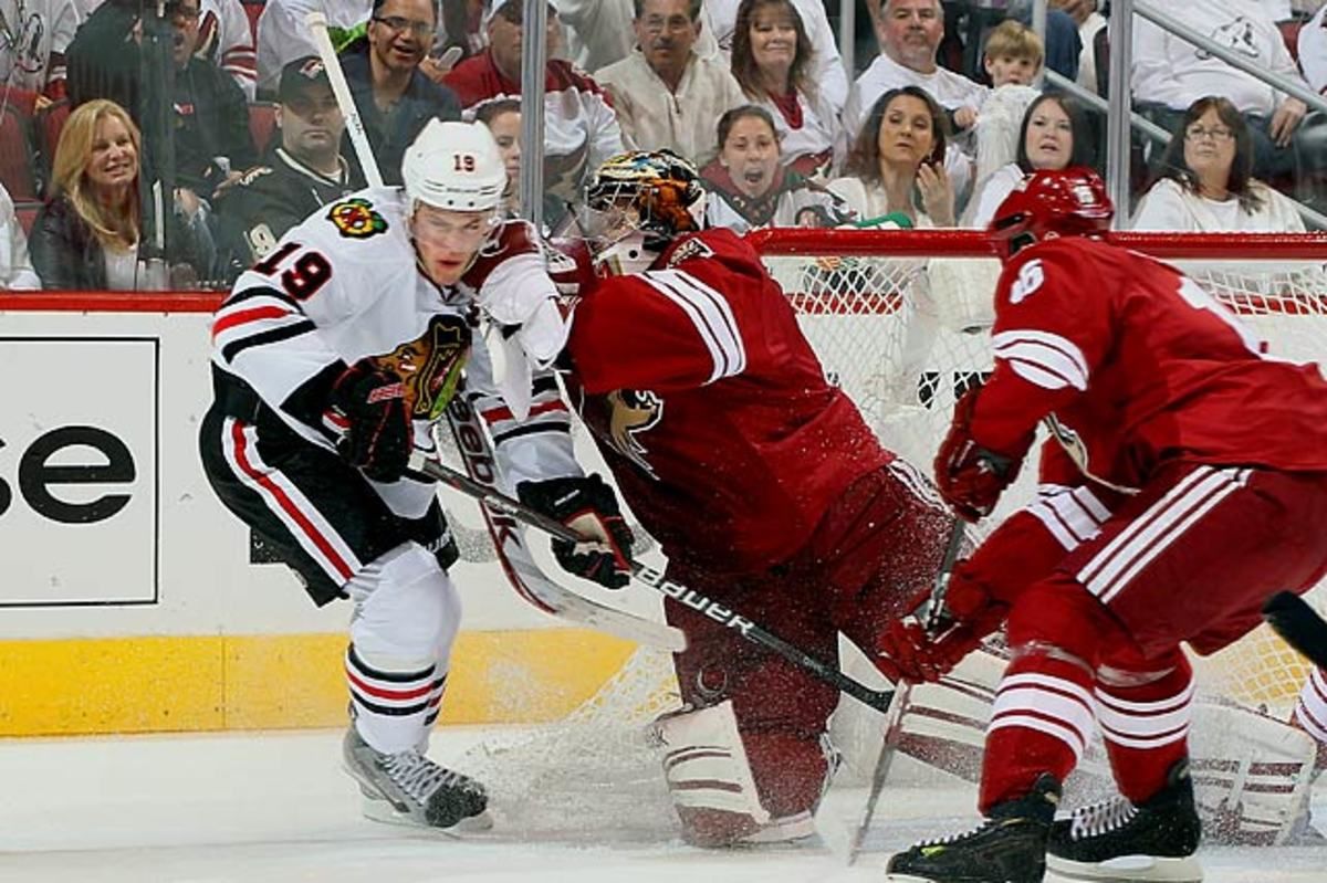jonathan-toews-interference-mike-smith.jpg