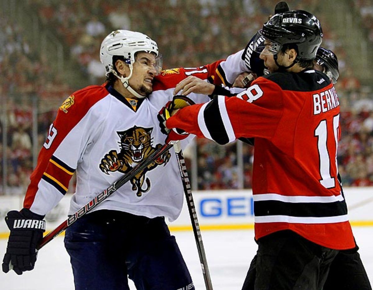 scottie-upshall-steve-bernier-roughing.jpg