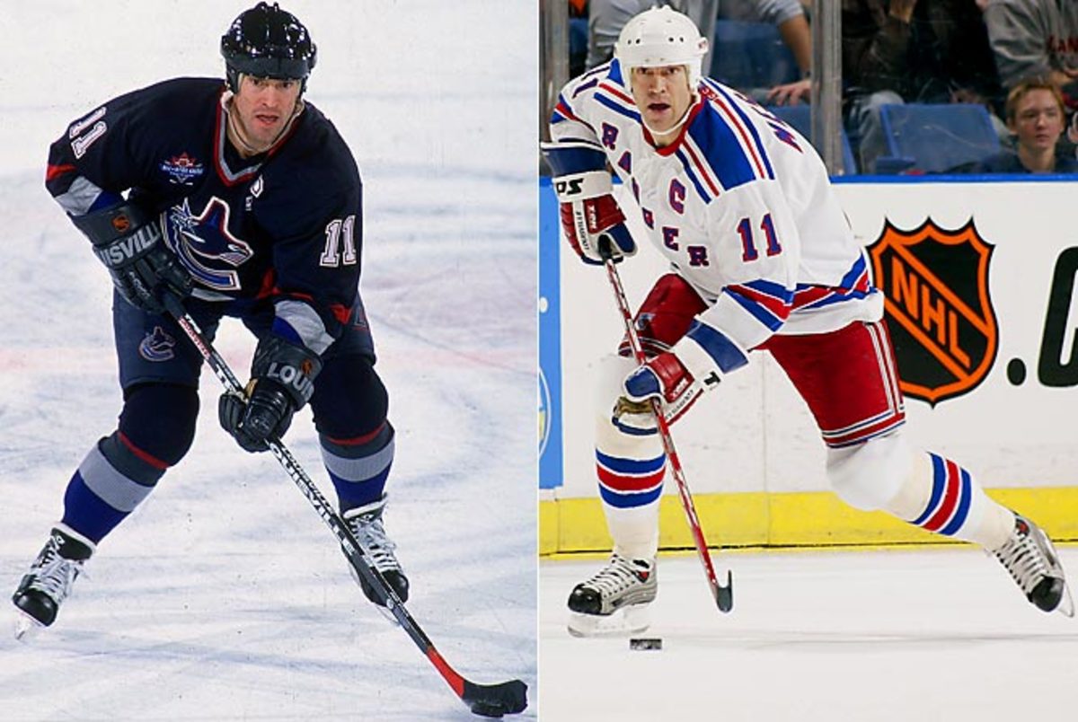 Mark Messier, center