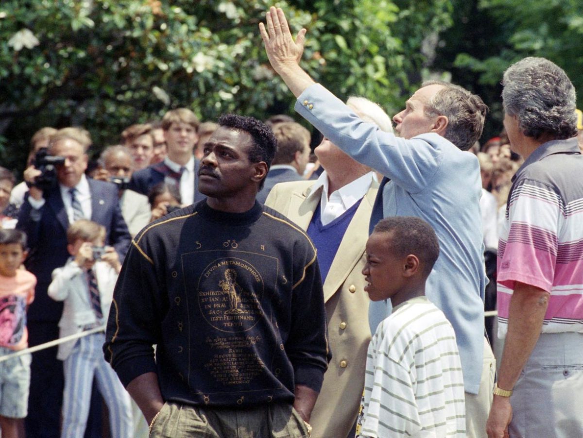 1990-Walter-Payton-son-Jarrett-George-HW-Bush.jpg