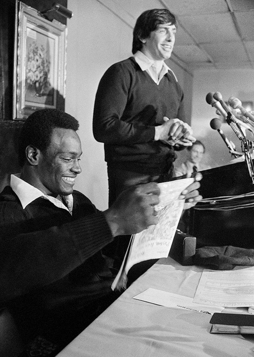1977-1031-Walter-Payton-Doug-Buffone-AP_7710311130.jpg