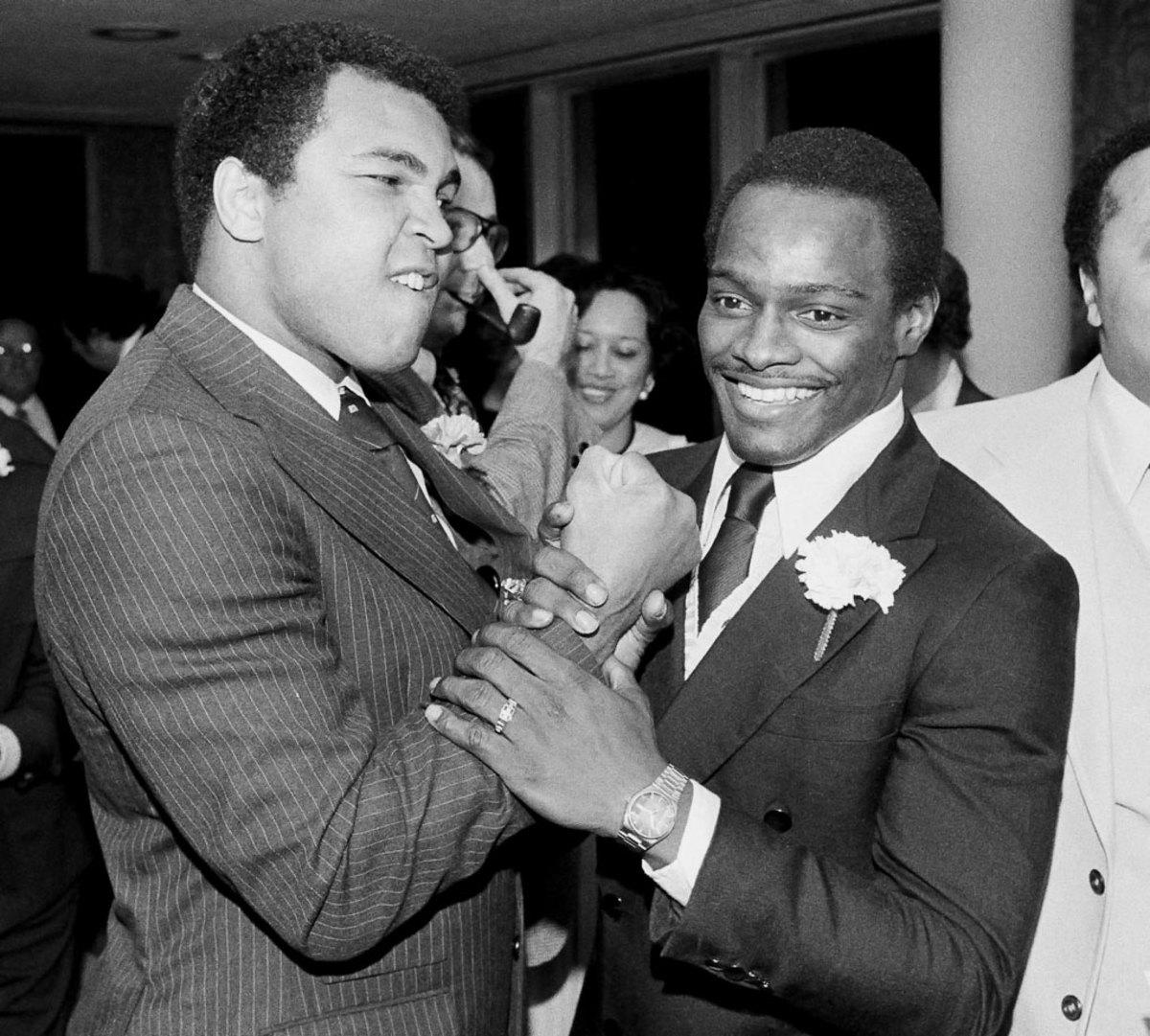 1979-Walter-Payton-Muhammad-Ali.jpg