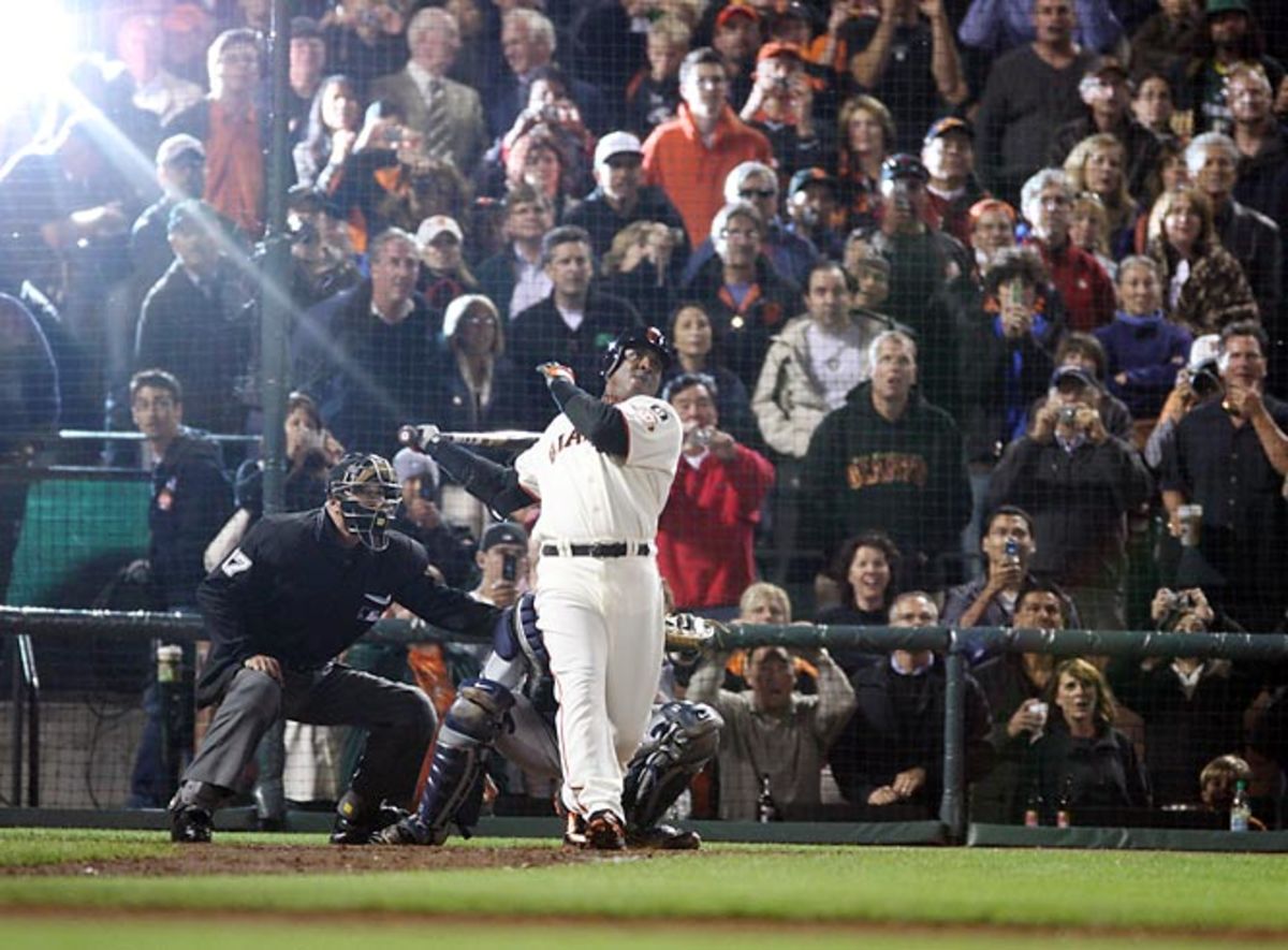 Barry Bonds breaks the home run record