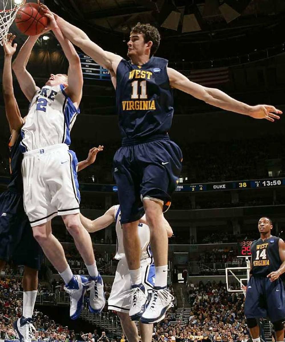 West Virginia defeats Duke, 73-67