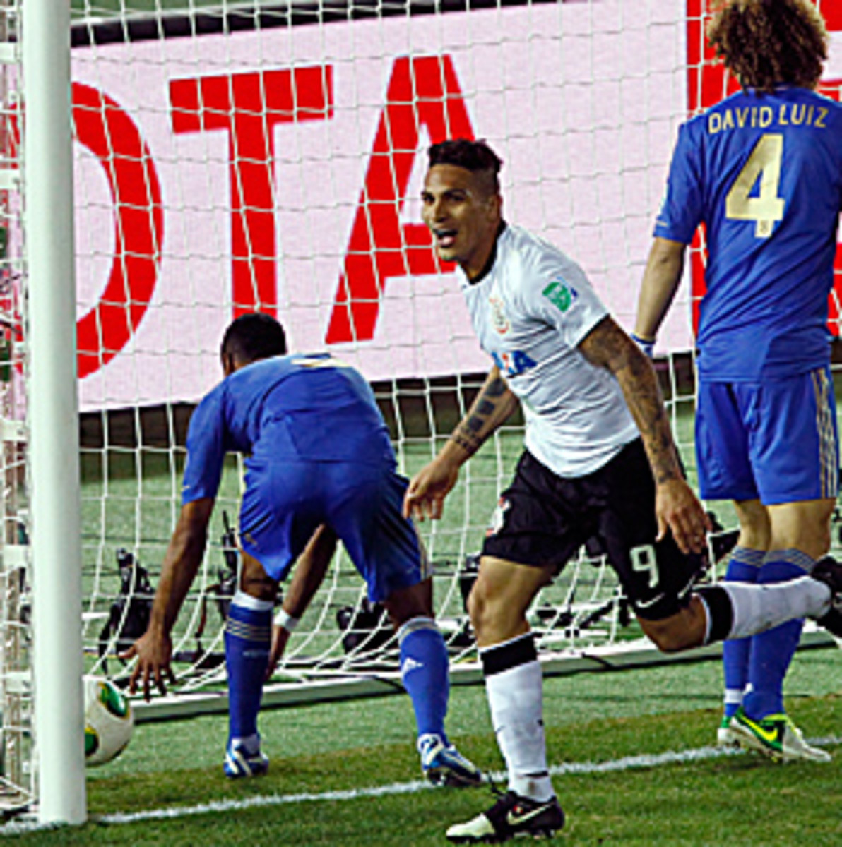 Paolo Guerrero headed the winner past Chelsea goalkeeper Petr Cech.