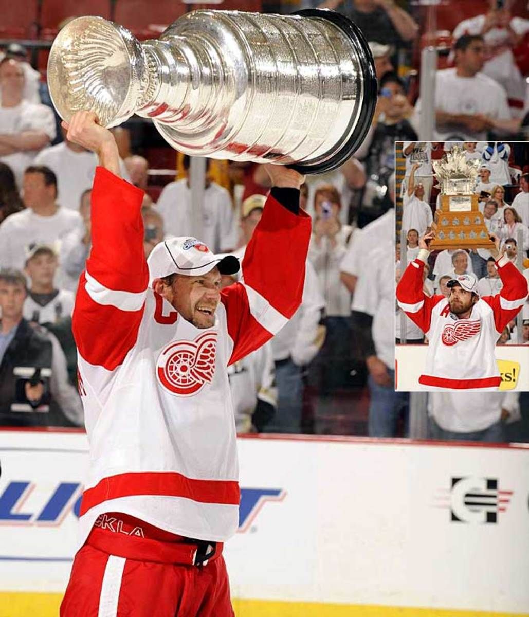 Nicklas Lidstrom hoists the Cup