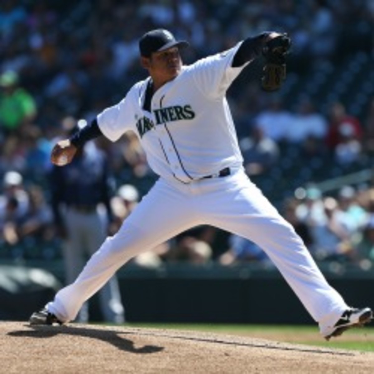 Mariners legend Felix Hernandez throws out first pitch ahead of