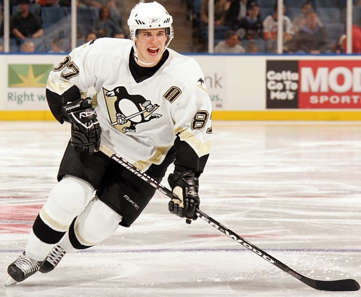 Sidney Crosby, center