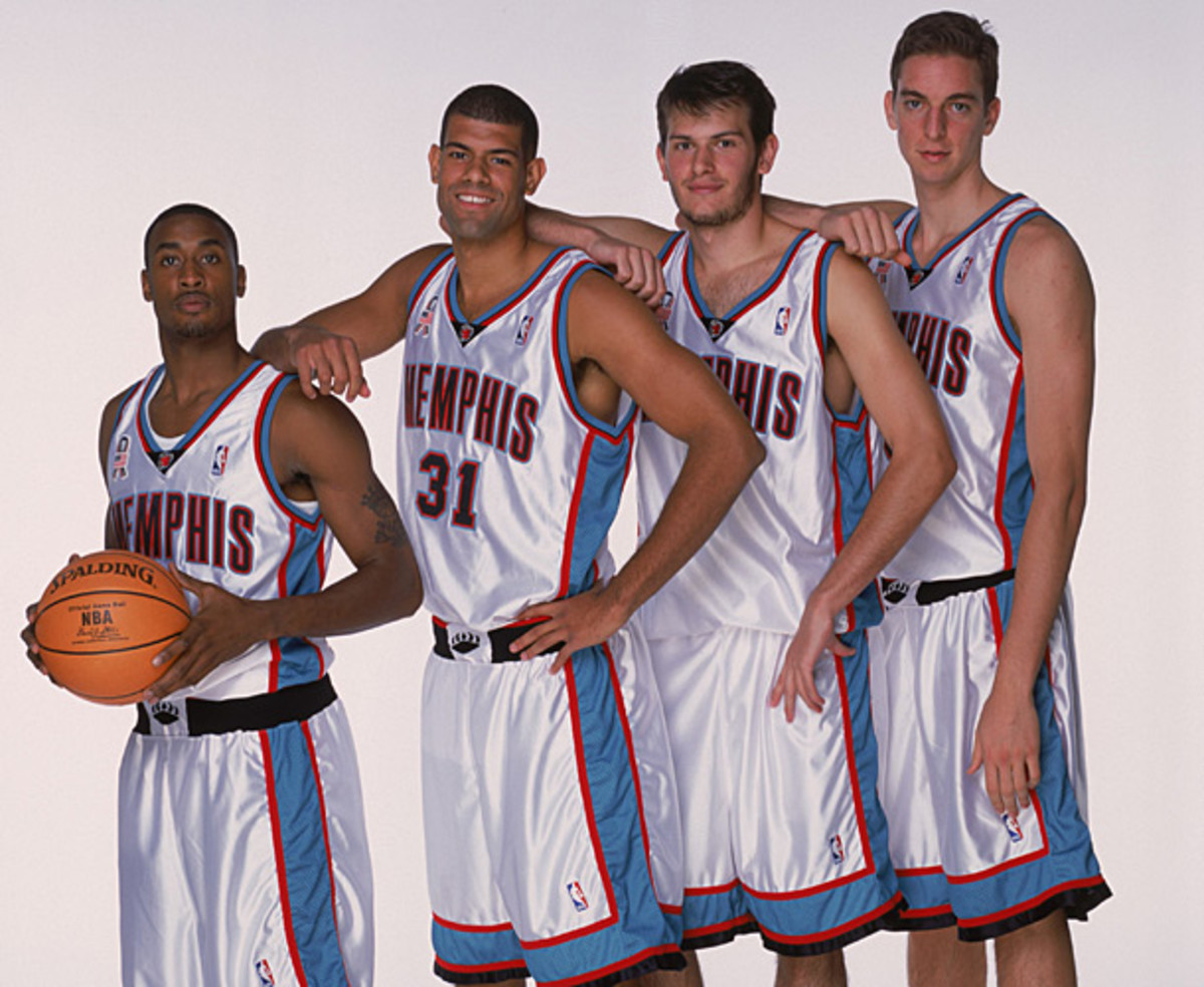Gasol poses with Willie Solomon, Shane Battier and Antonis Fotsis during the Grizzlies 2001 Media Day. (Andy Hayt/Getty Images)