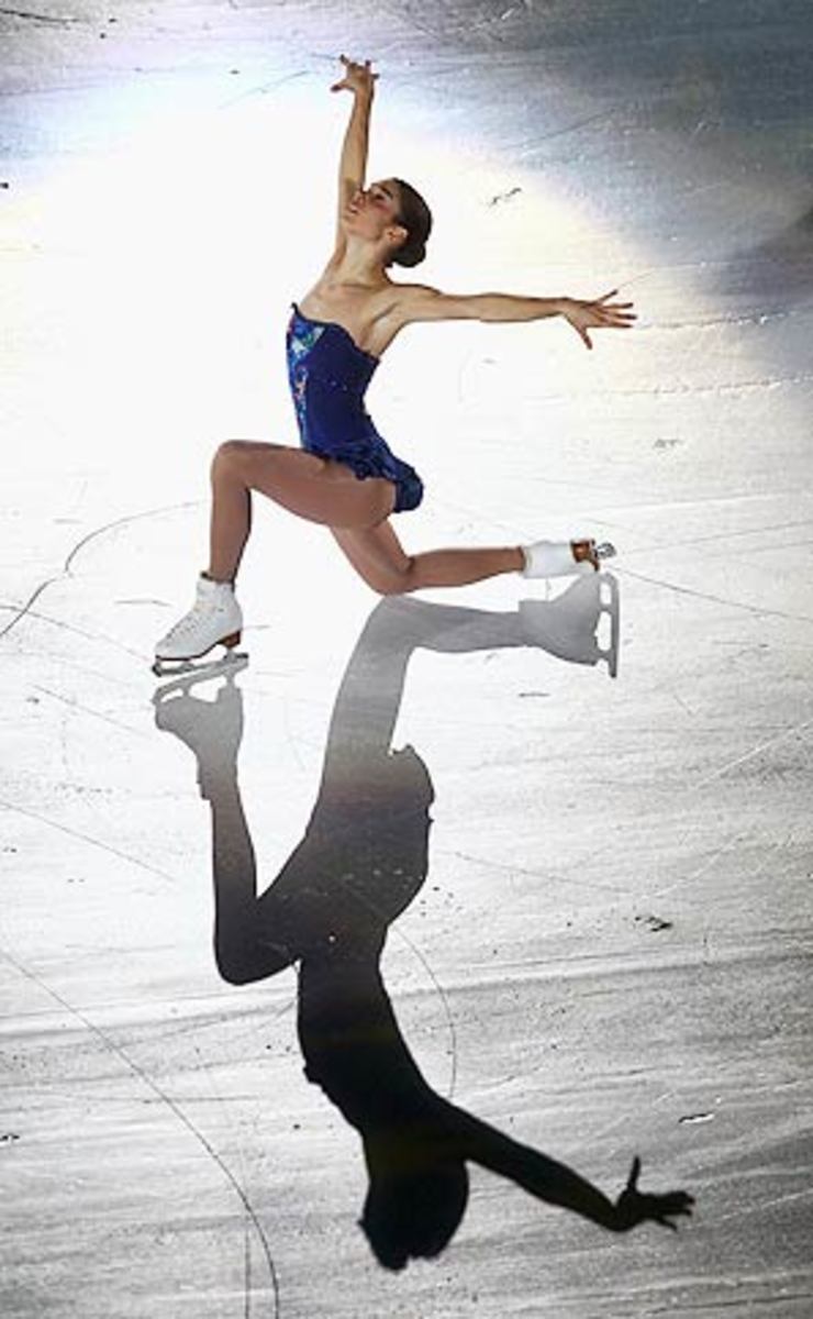 12 мая павловский пируэт фигурное катание. Волчек фигурное катание. Элемент фигурного катания бильман. Евгения медведева 2023. Элемент фигурного катания бильман.