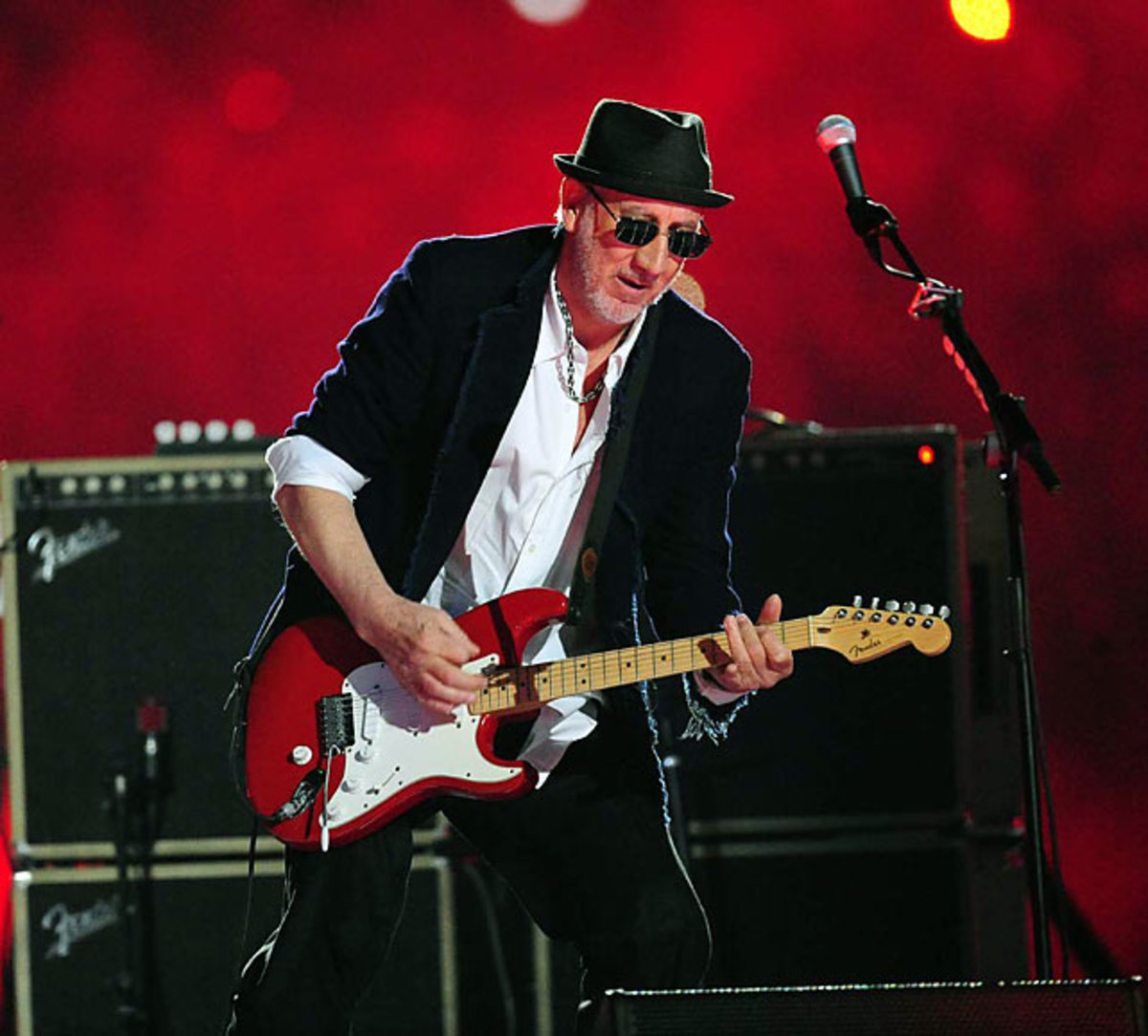 Rocking out. Rock out. Music team. Футболка quiet riot с концерта. Ковбой рок группа.