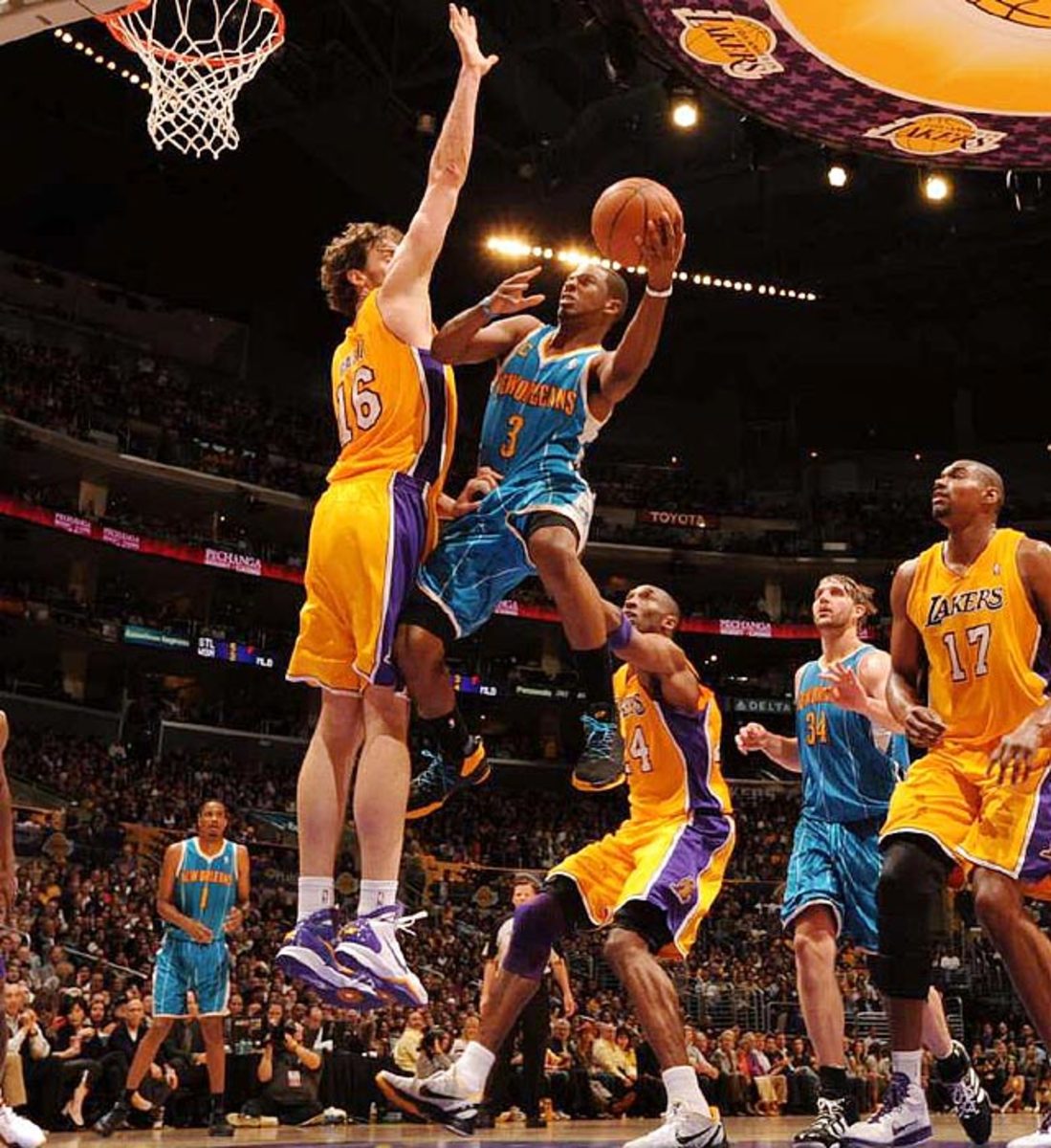 lakers-hornets-opy2-144406-mid.jpg