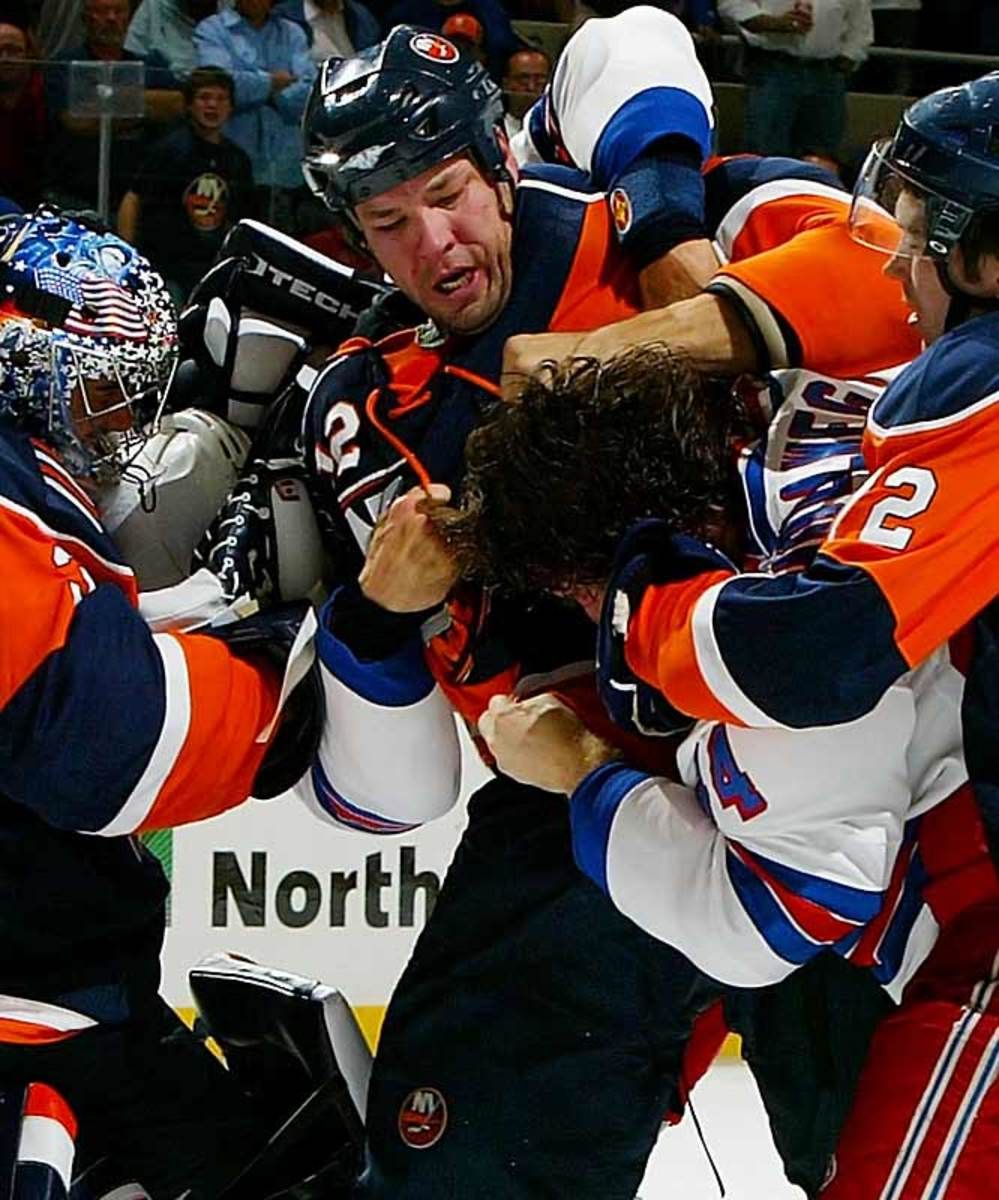 Islanders deal Chris Simon to Wild