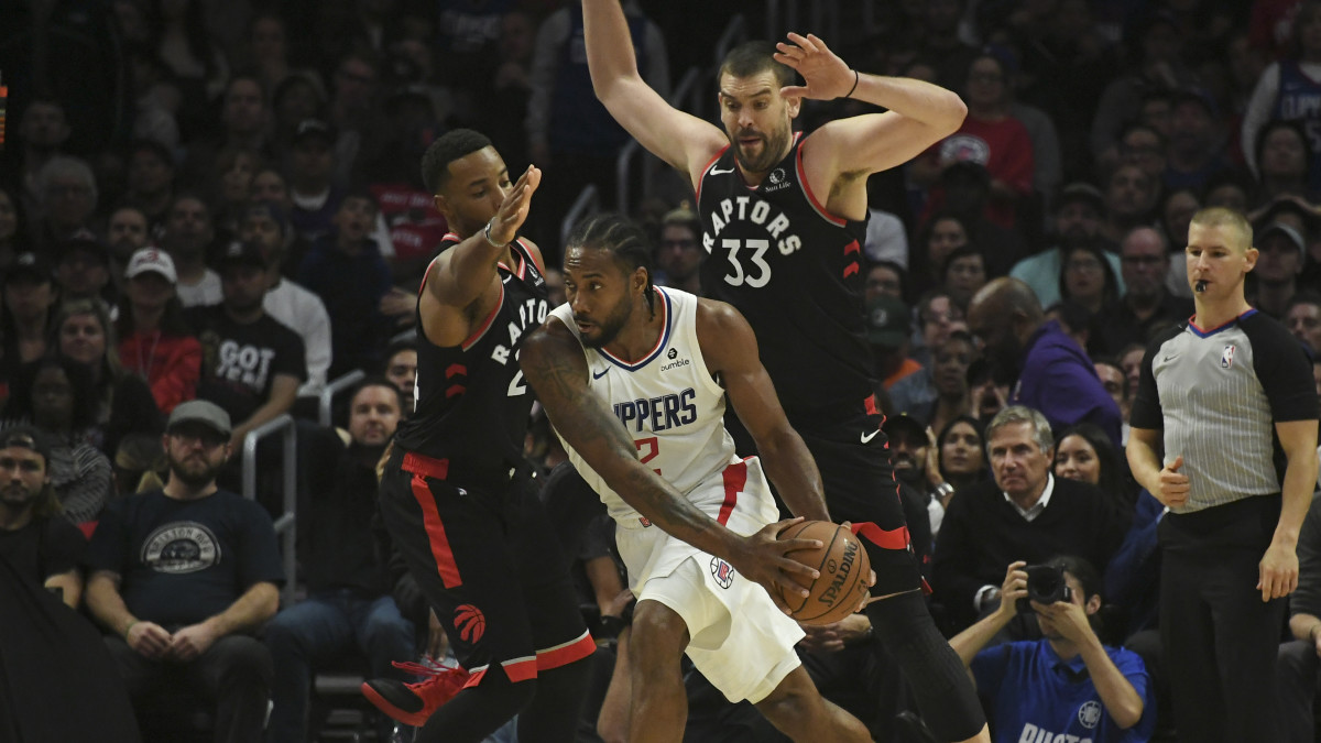 Clippers' Kawhi Leonard with the ball against the Raptors