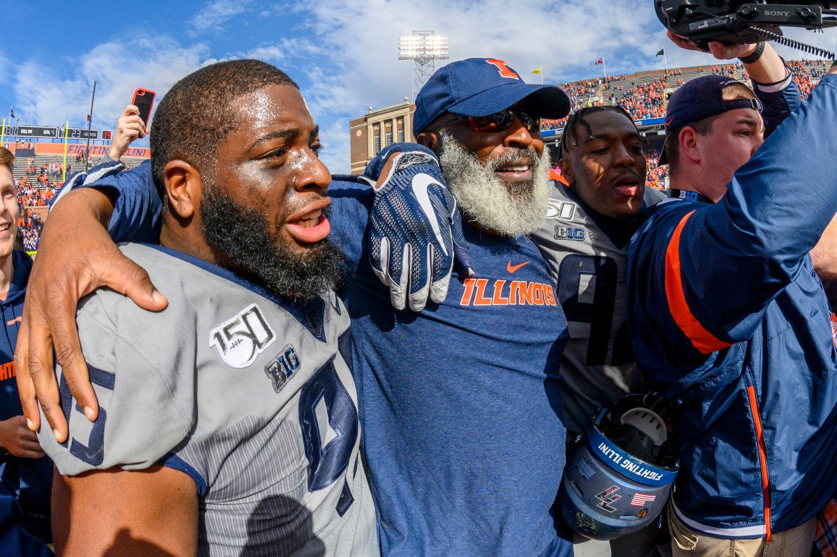 Illinois head coach Lovie Smith hugs defensive lineman Kenyon Jackson (left) after the second half against Wisconsin at Memorial Stadium.