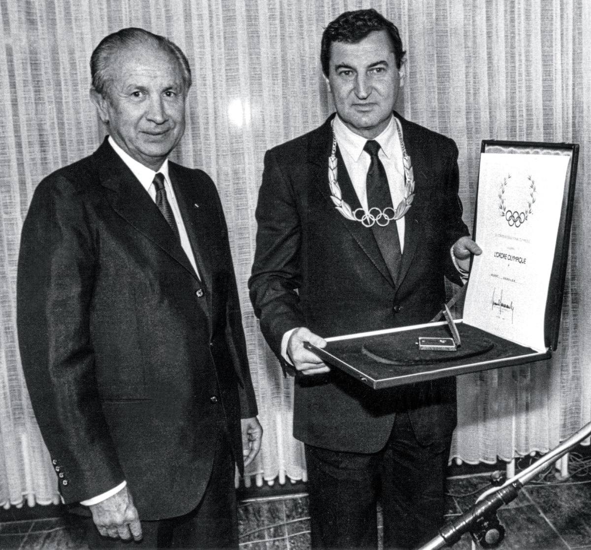 Horst Dassler (right) receives the Olympic Order from IOC president Juan Antonio Samaranch in 1984. (Riethausen/picture alliance/Getty Images)