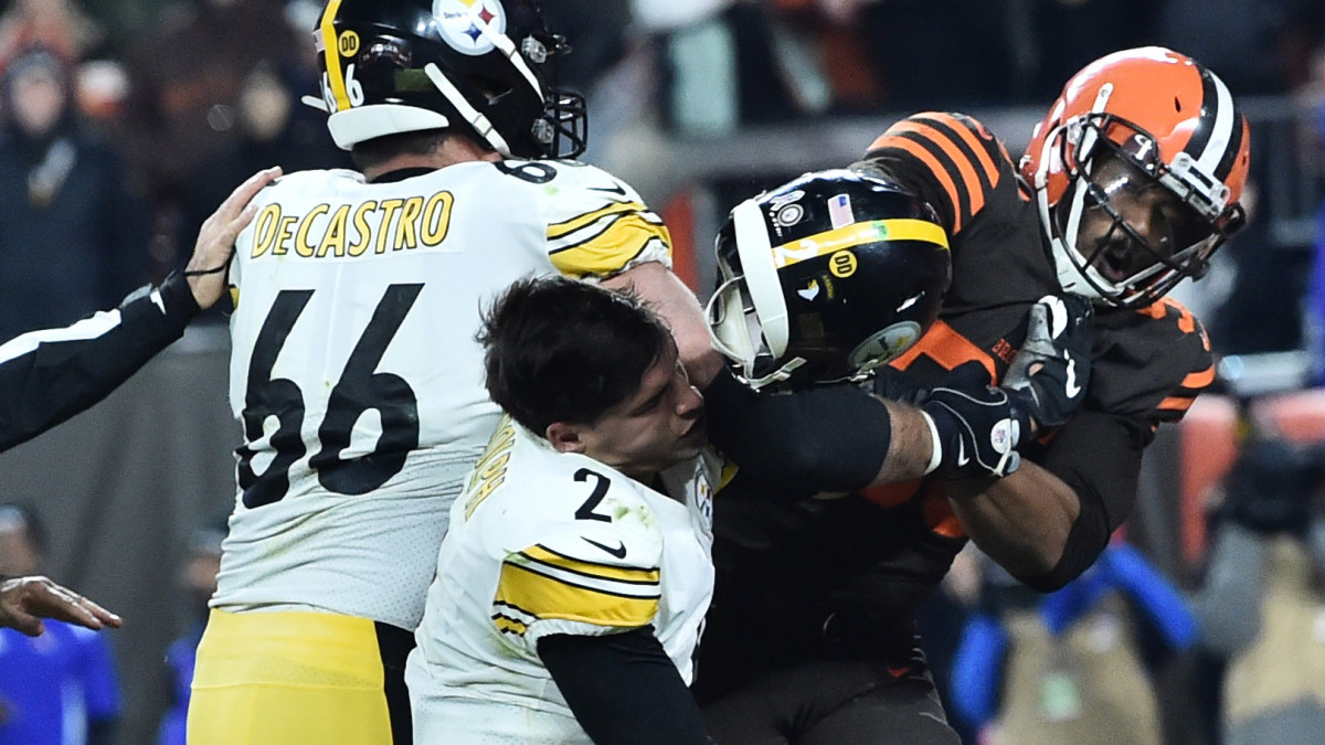 Myles Garrett hits Mason Rudolph with helmet