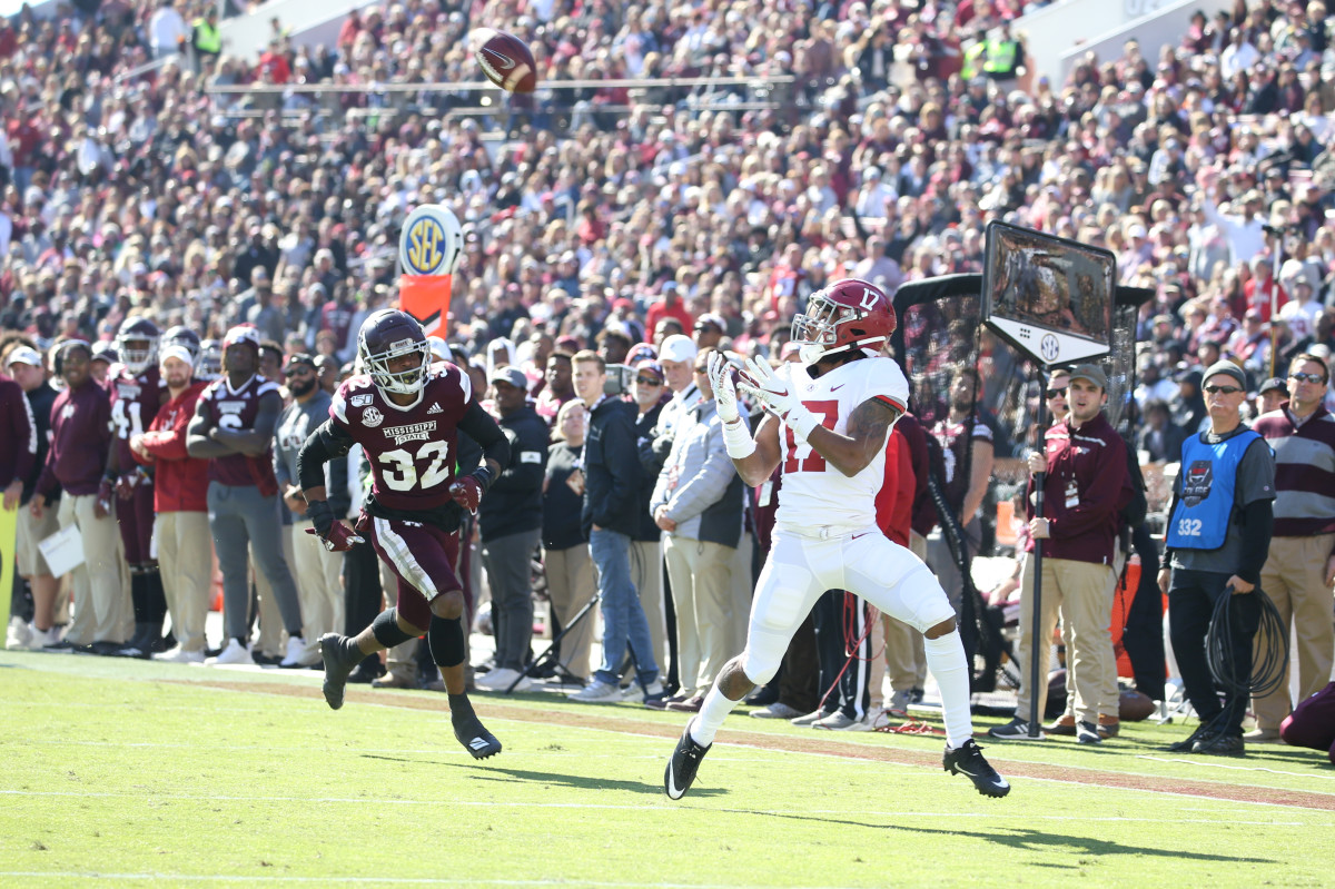 Jaylen Waddle catches a touchdown pass at Mississippi State