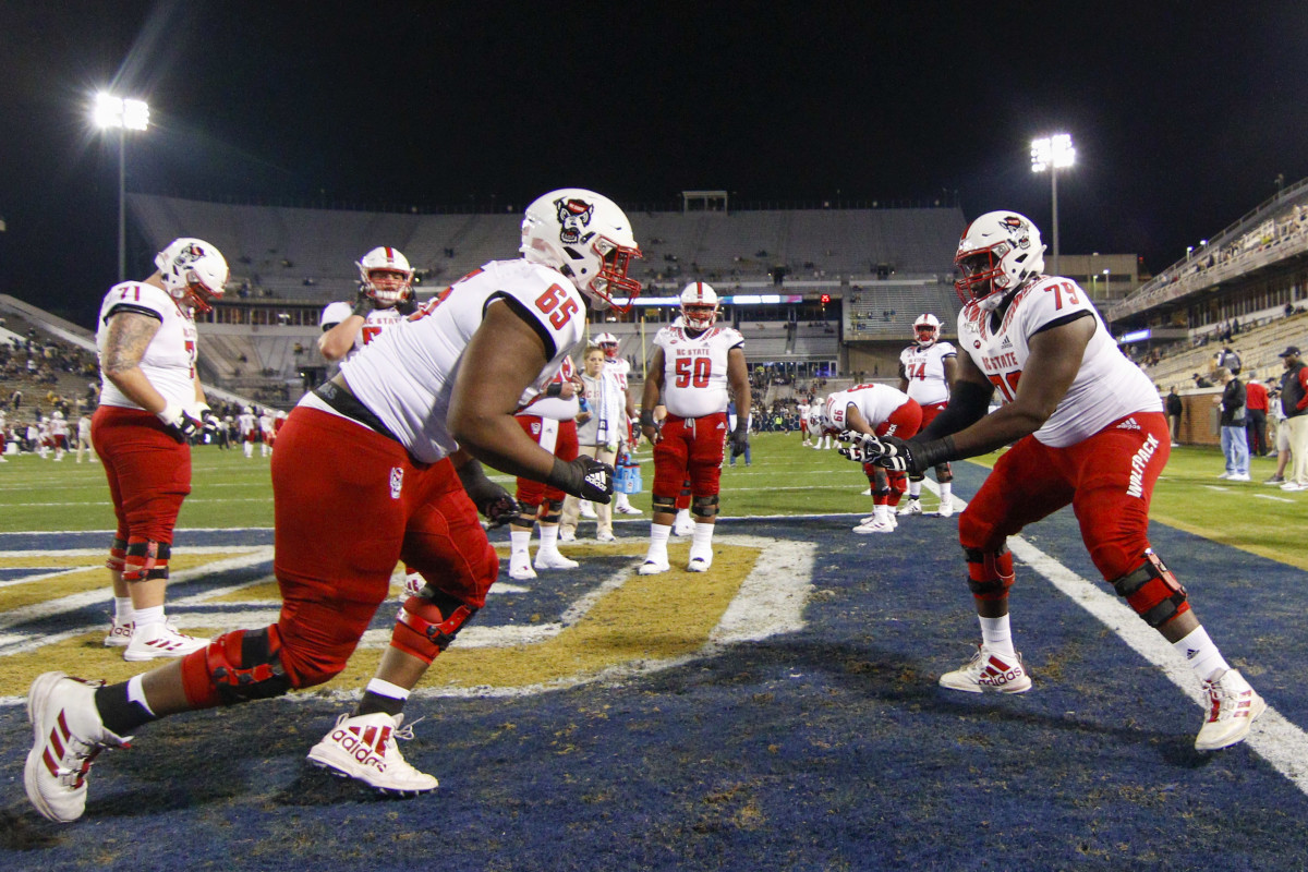 Offensive linemen Icky Ekwonu and Timothy McKay warm up before Thursday's game