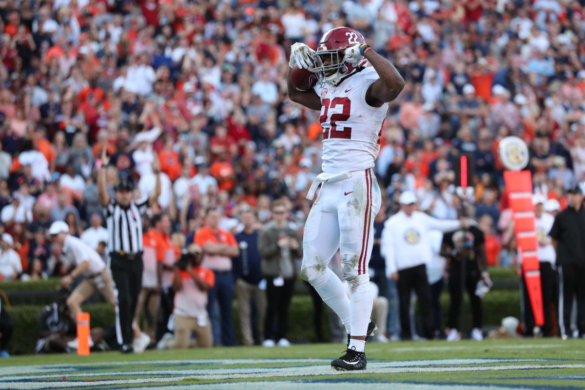 Najee Harris scores a touchdown against Auburn