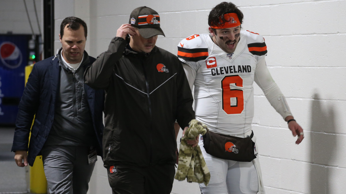 Baker Mayfield Injury Browns Qb Headed To Locker Room With Hurt Thumb Sports Illustrated