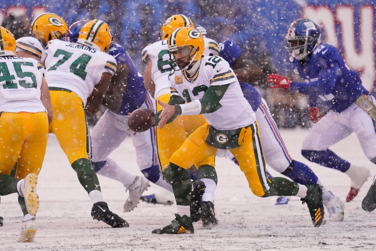 Former Cal QB Aaron Rodgers had no trouble in the snow Sunday.