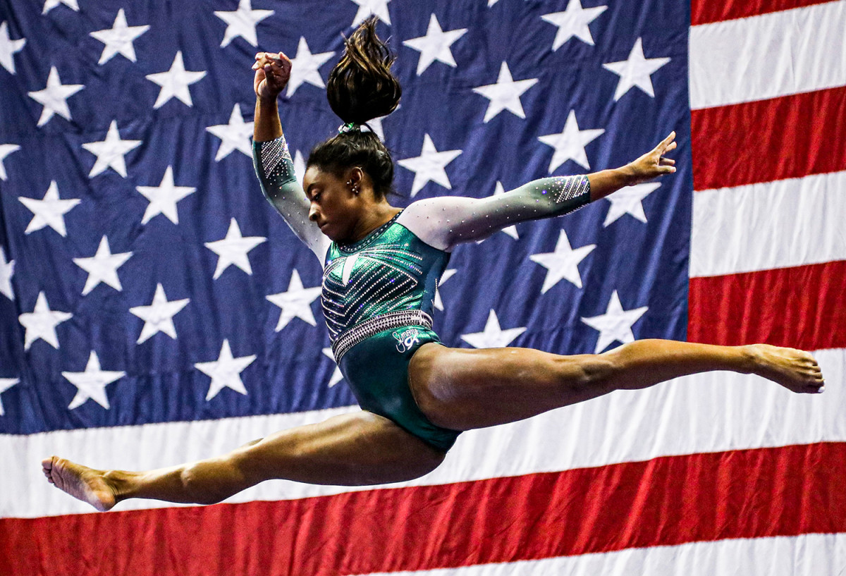 simone-biles-split-jump