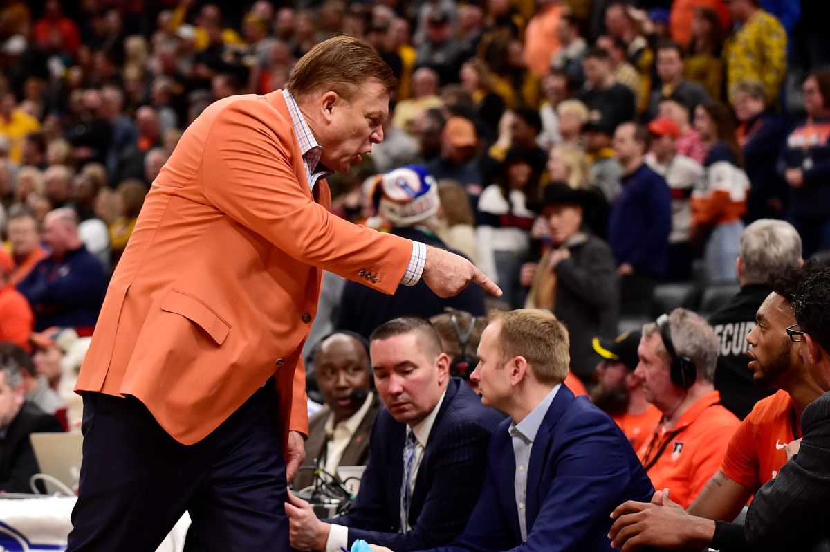 Illinois coach Brad Underwood talks with guard Alan Griffin (0) after Griffin received a technical foul during the second half against the Missouri Tigers at Enterprise Center.