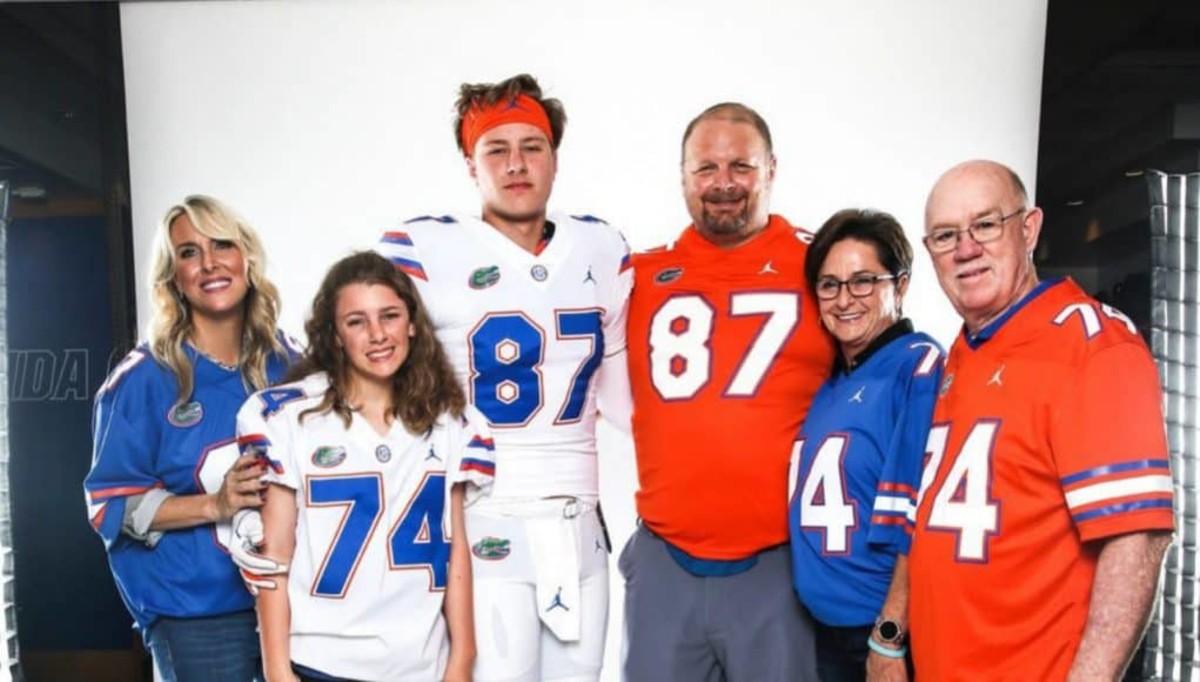 Tight-end-Jonathan-Odom-on-his-official-visit-to-Gainesville-1021x580