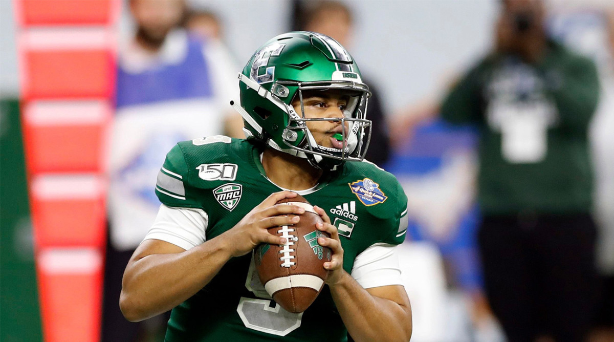 Eastern Michigan QB hits referee Mike Glass III ejected vs Pitt