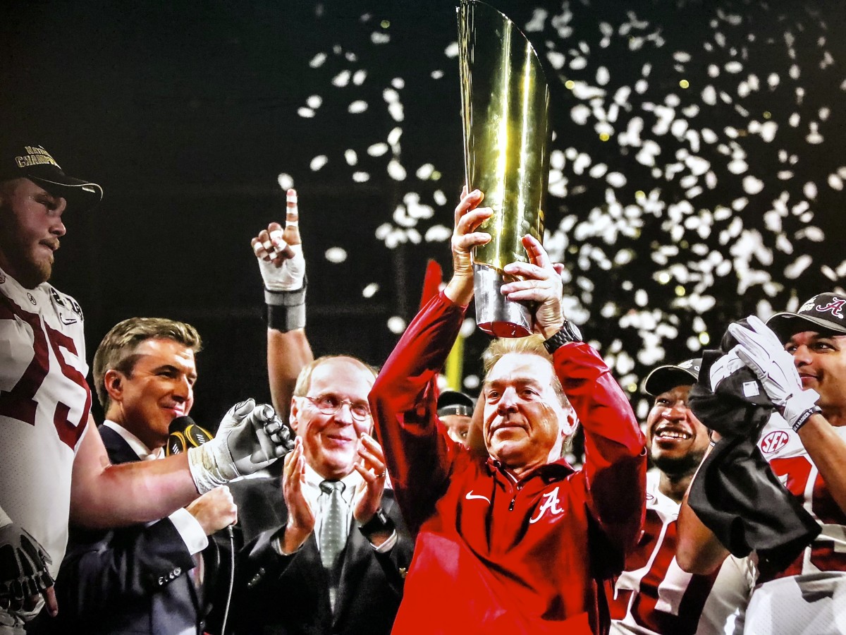 Nick Saban holds up the trophy after winning the 2017 national championship