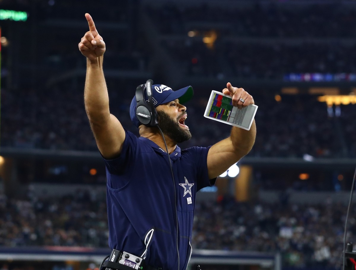 Oct 20, 2019; Arlington, TX, USA; Dallas Cowboys defensive backs coach Kris Richard on the sidelines in the fourth quarter against the Philadelphia Eagles at AT&T Stadium.