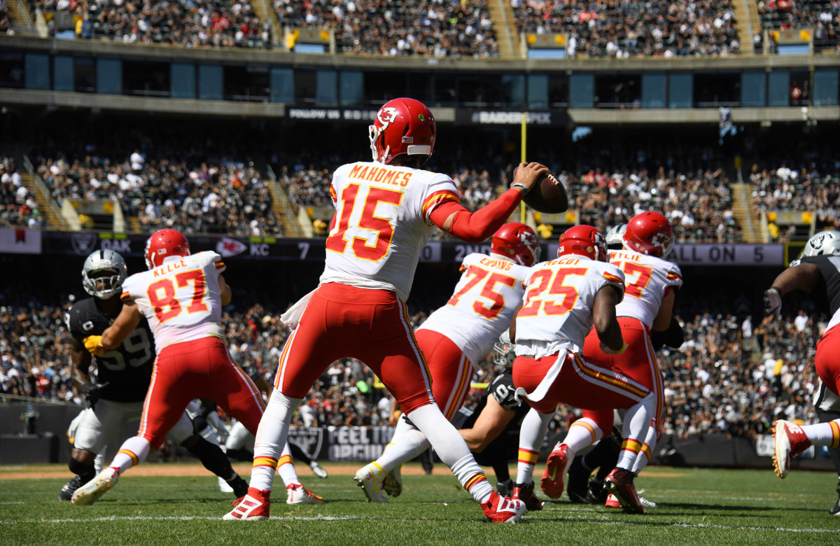 Patrick Mahomes throws