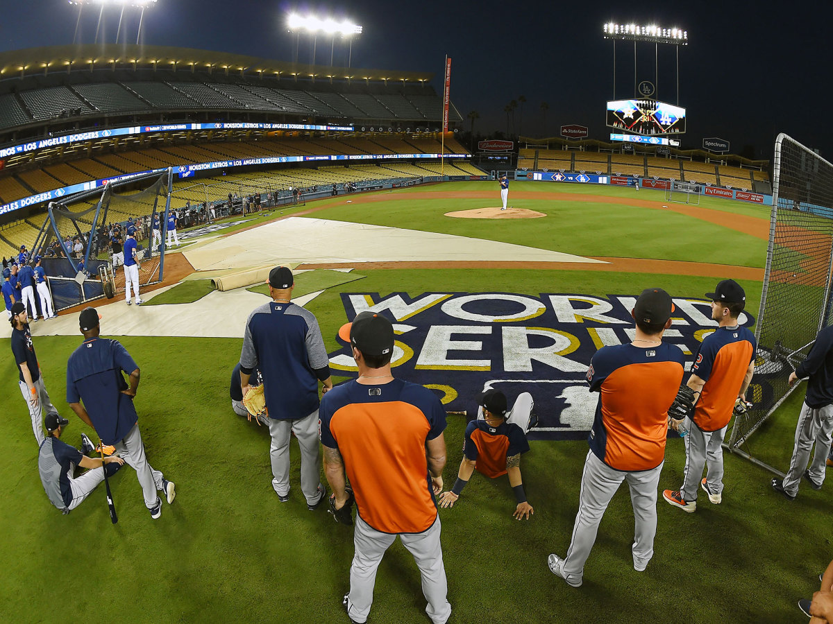 VIDEO: Astros Appear to Steal Signs During 2017 World Series