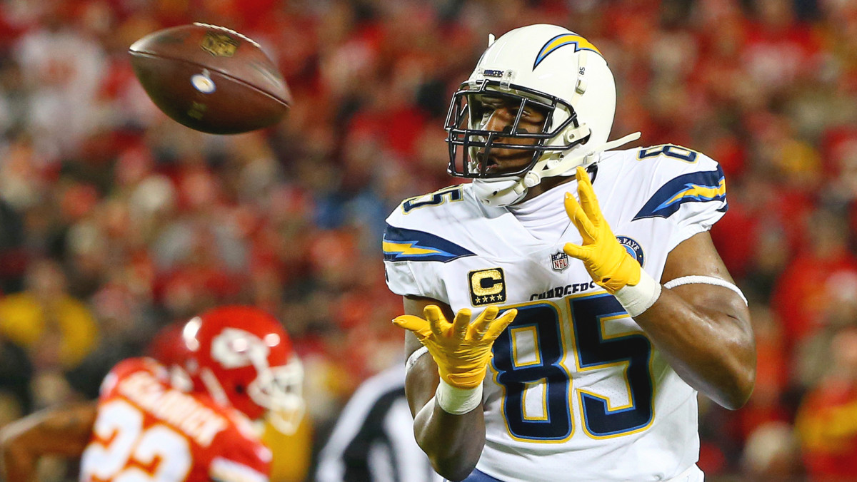 Antonio Gates catches a pass as member of the Chargers.