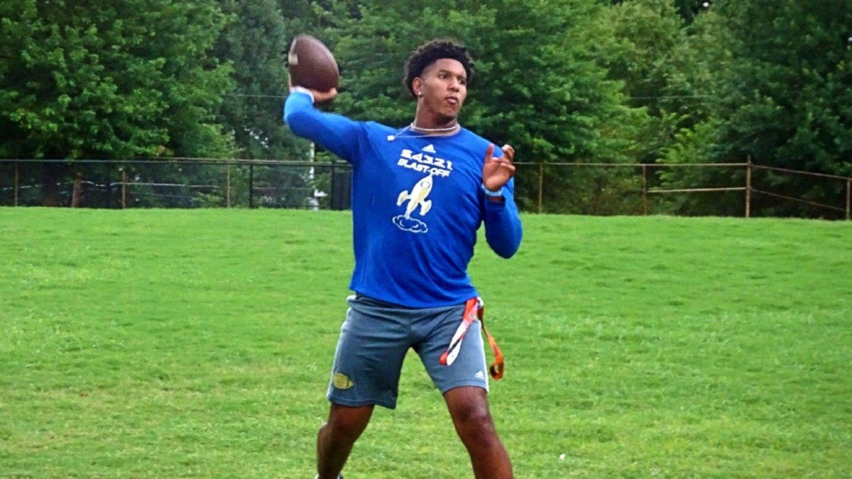 Quarterback Carlos Del Rio Signs With the Florida Gators Sports