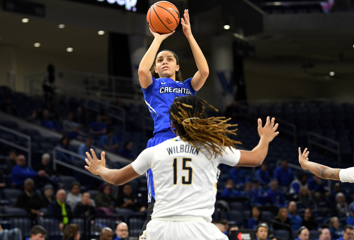Jaylyn Agnew goes up for a shot against Amani Wilborn
