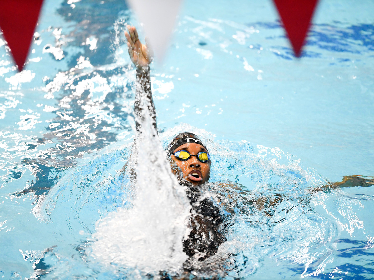 simone-manuel-swimmer