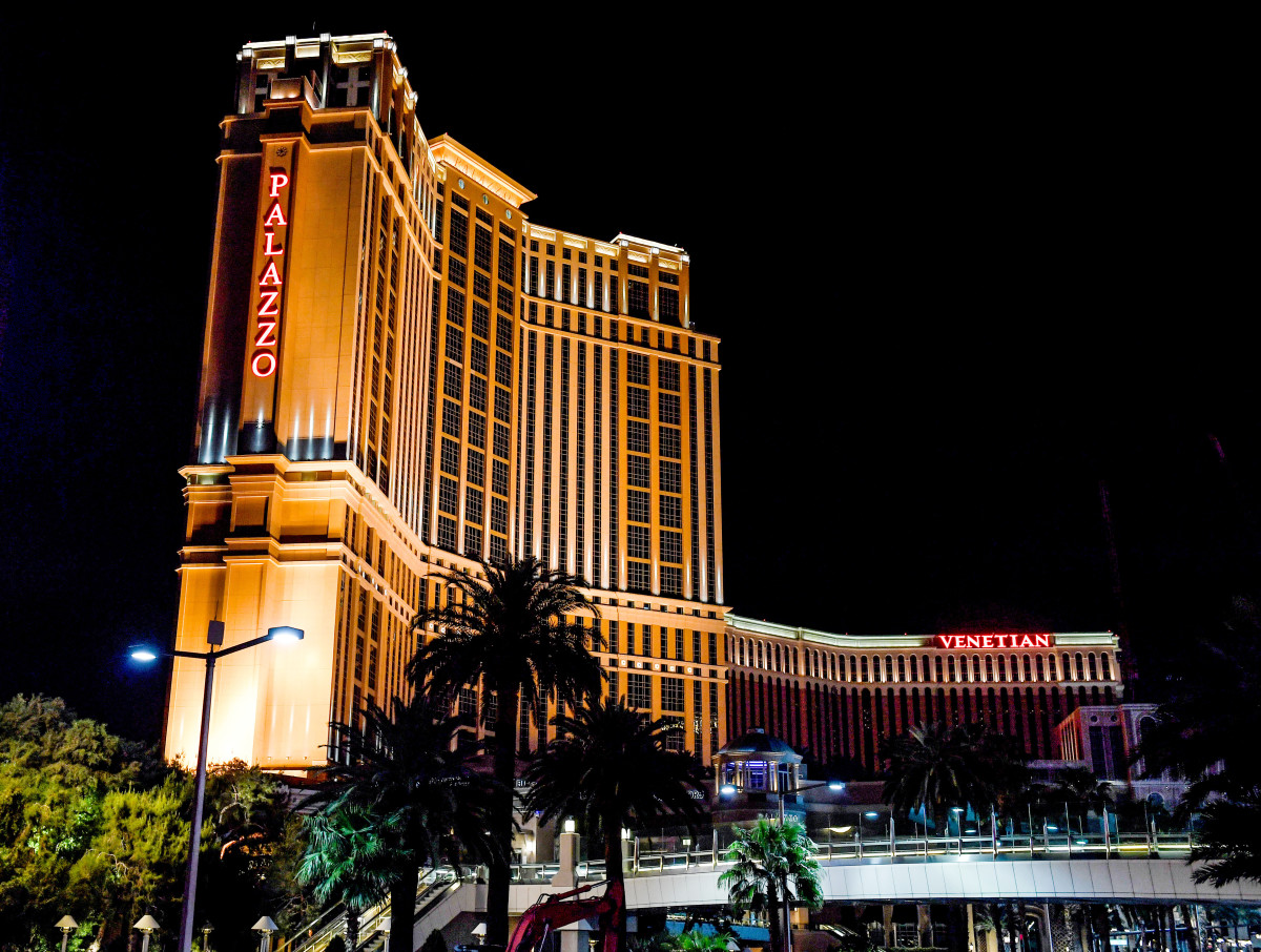 Sarah recounts drinks with Ronzone at the Venetian before walking to his room in the Palazzo to pick up tickets for a Summer League game. 