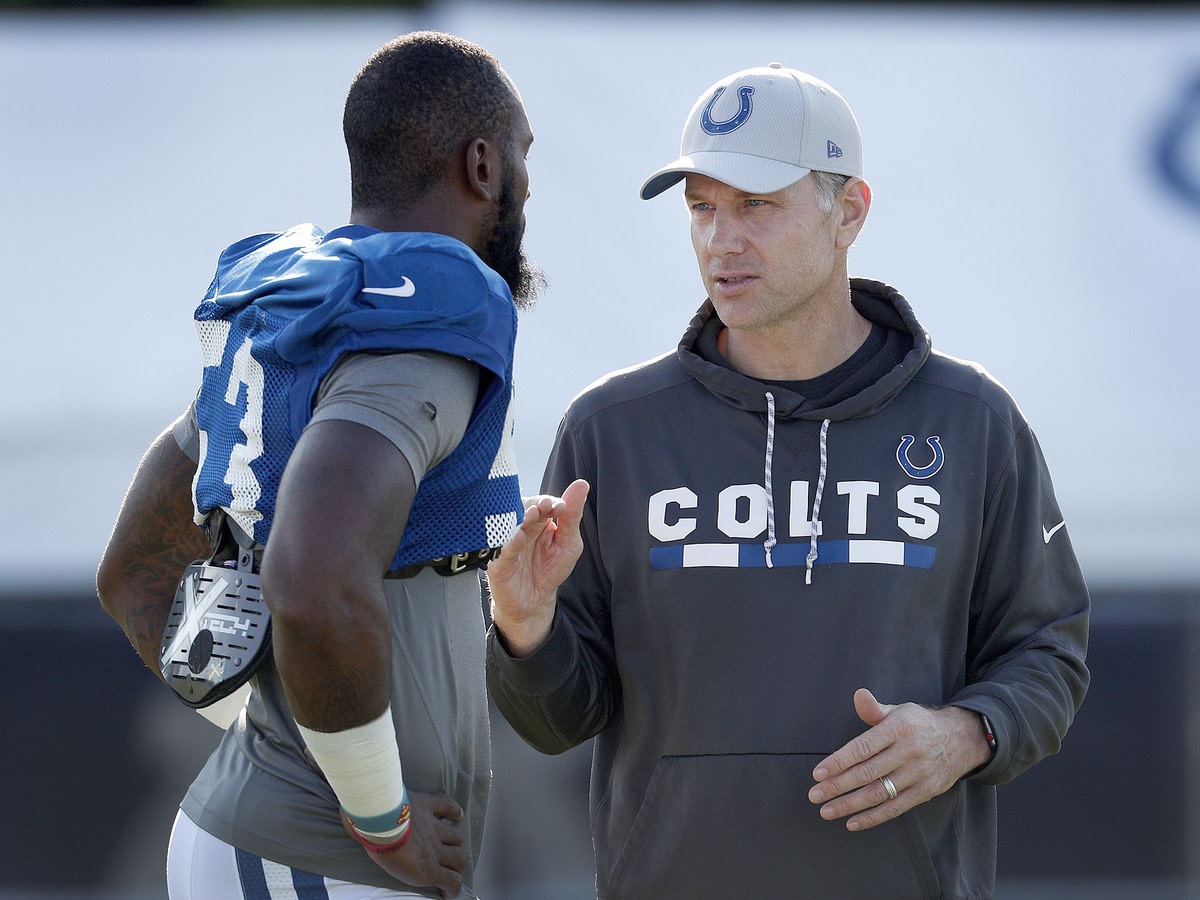 Indianapolis Colts defensive coordinator Matt Eberflus (right) speaks to All-Pro linebacker Darius Leonard during 2019 training camp.