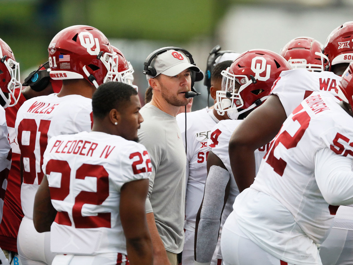 Oklahoma's Lincoln Riley with team
