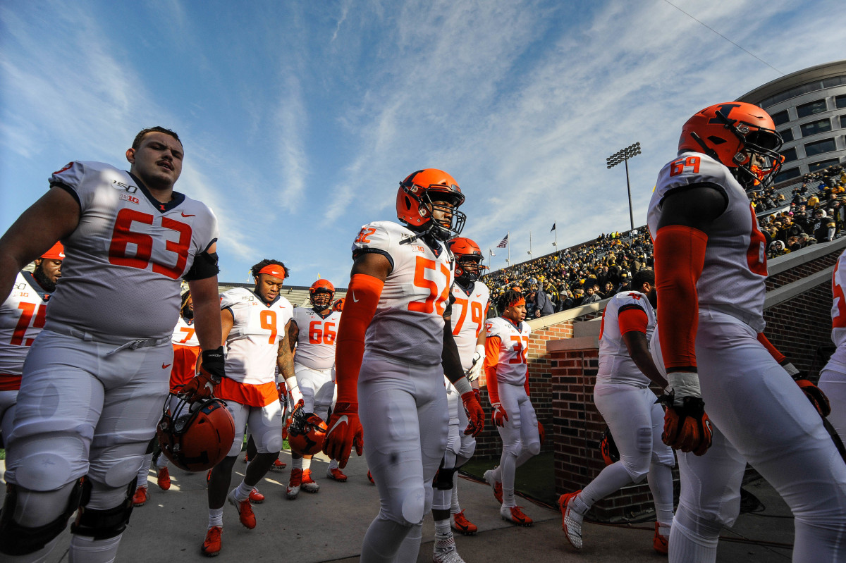 Illinois Fighting Illini offensive lineman Alex Palczewski (63) and teammates come off the field before the 2019 game against the Iowa Hawkeyes at Kinnick Stadium.