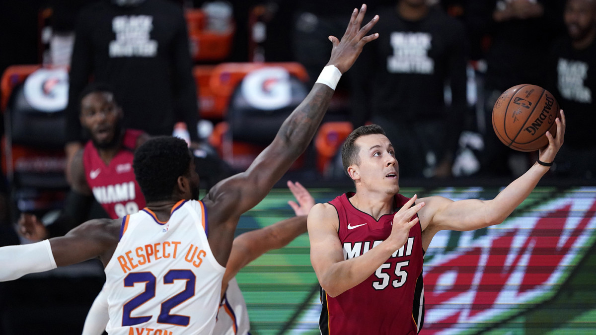 Miami Heat's Duncan Robinson goes to the basket as Phoenix Suns' Deandre Ayton defends
