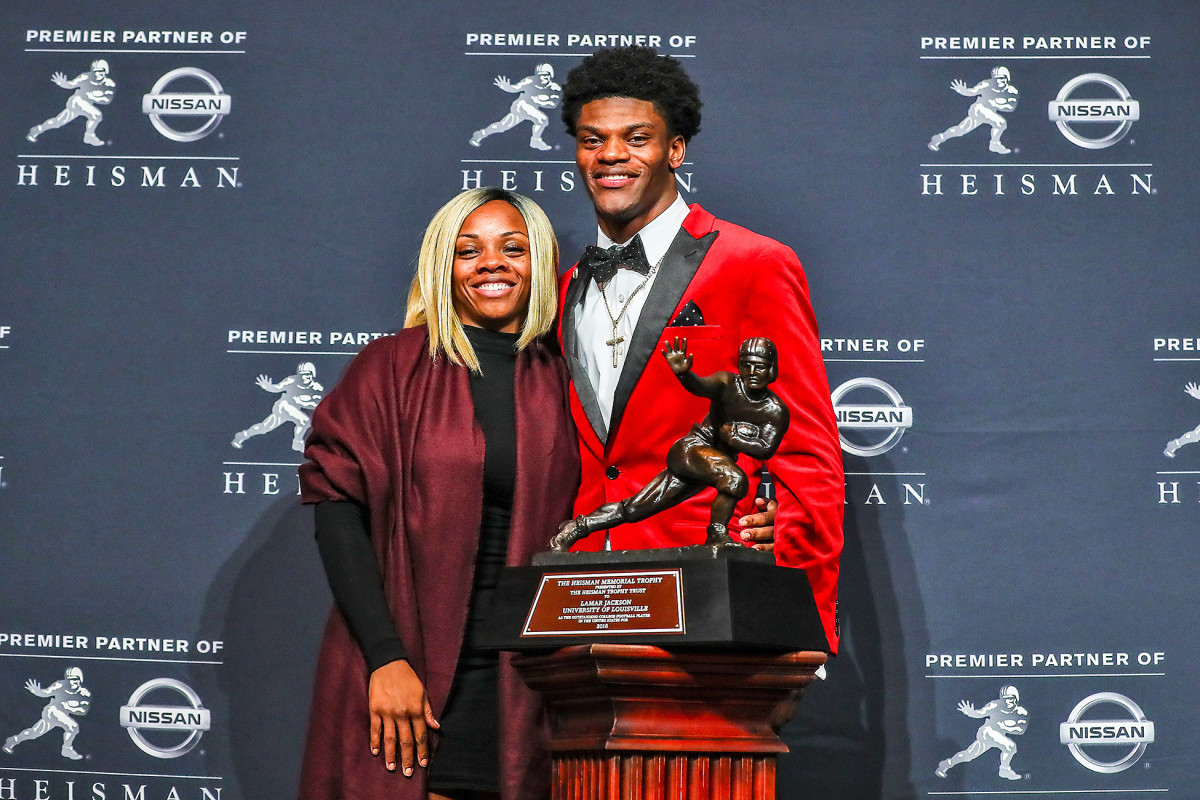 Lamar Jackson and his mom, Felicia Jones, at the Heisman Trophy ceremony