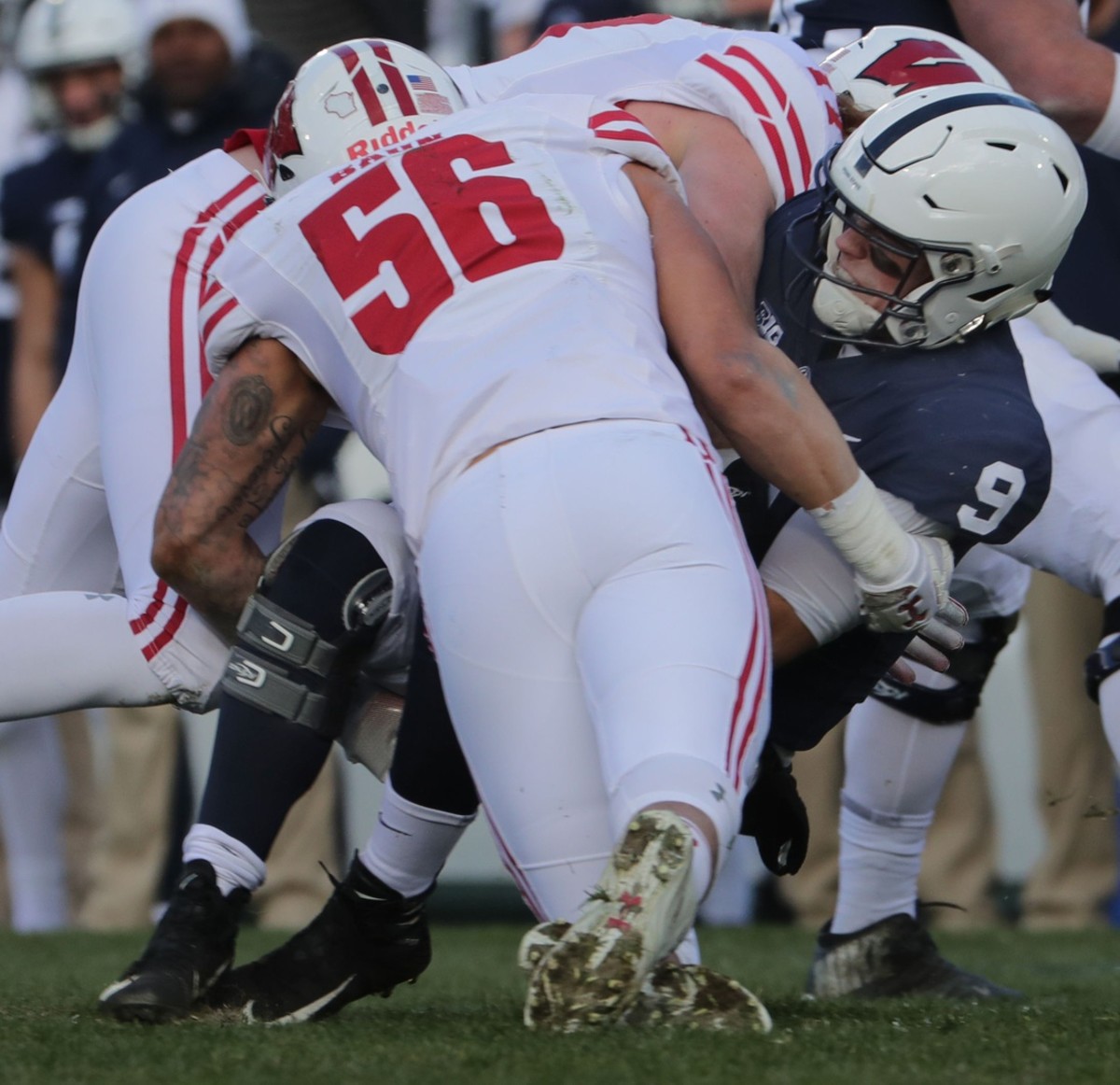 Wisconsin linebackers Zack Baun (56) and Andrew Van Ginkel team up to sack Penn State quarterback Trace McSorley during the first quarter Saturday © Mark Hoffman, Milwaukee Journal Sentinel