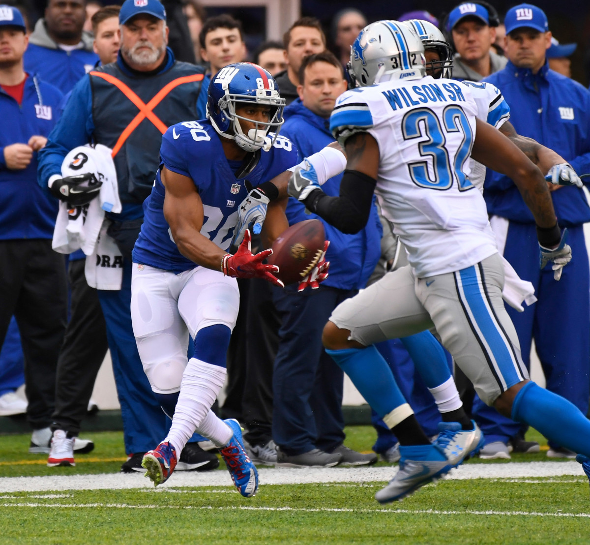 Victor Cruz catches a long first down reception against the Lions, Dec. 18, 2016.