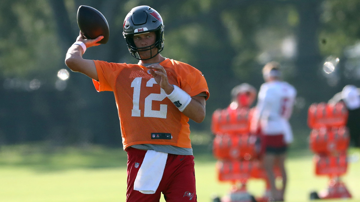 Tom Brady throws a pass at Bucs training camp